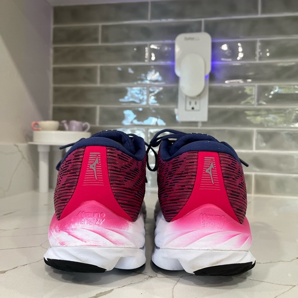 Mizuno Running Shoes. Women’s Size 8.5Color  FESTIVAL FUCHSIA - Picture 7 of 10